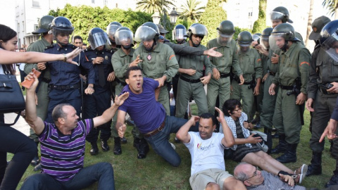 Las fuerzas de seguridad de Marruecos forcejean con los manifestantes del movimiento popular Al-Hirak Al-Shaabi, frente al Parlamento en Rabat para pedir la liberación de la líder del movimiento Nasser Zefzafi .-AFP