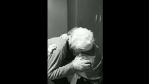 El vídeo de la "abuela Ana" que ha saltado las lágrimas a todo Twitter: Le dan el alta el hospital y llega a casa sin avisar para darle una sorpresa a su marido