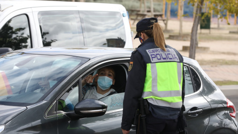 Una agente de la Policía Nacional habla con una conductora durante un control policial. /Europa Press