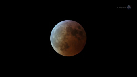 Se descubre agua en el lado soleado de la luna