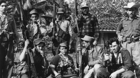 Fidel Castro junto con otros combatientes del Movimiento 26 de julio