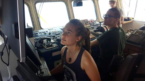 Fotografía facilitada por la ONG Sea Watch de la capitana del barco del mismo nombre, la alemana Carola Rackete. - EFE