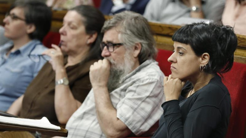 Diputados de la CUP durante el debate del Parlament