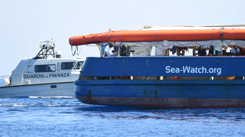 El barco de la ONG Sea Watch custodiado por una patrulla de la guardia fronteriza italiana. - REUTERS