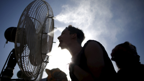 La teoría de la refrigeración en dos cómodos pasos: acércate al ventilador y saca la lengua