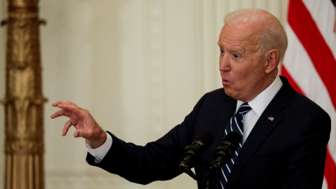 El presidente de Estados Unidos, Joe Biden, responde preguntas mientras realiza su primera conferencia de prensa formal en el Salón Este de la Casa Blanca, en Washington. - Reuters