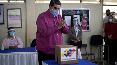 El presidente venezolano, Nicolás Maduro, vota hoy en un centro electoral de Caracas (Venezuela)