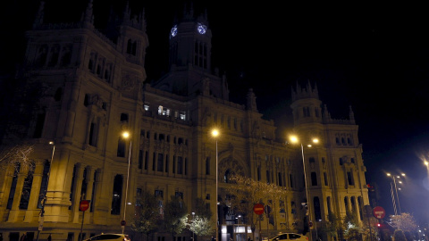 El Palacio de Cibeles (Madrid), con su iluminación apagada durante la Hora del Planeta.