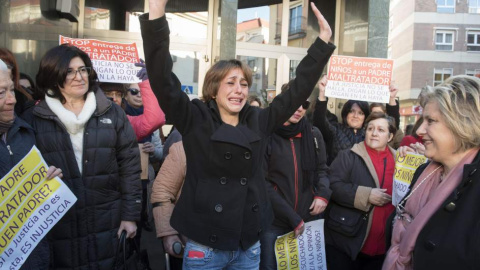 Mujeres en apoyo a Juana Rivas en Macarena /EUROPA PRESS