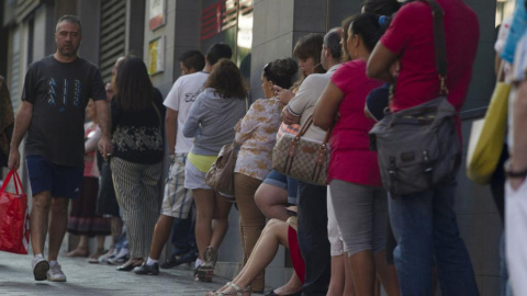 Varias mujeres esperan en la cola del paro. EFE