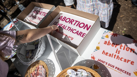 Manifestantes contra la ley antiaborto de Texas toman carteles en una concentración frente al capitolio del estado, en Austin, en mayo de 2021. AFP/Sergio Flores / Getty Images