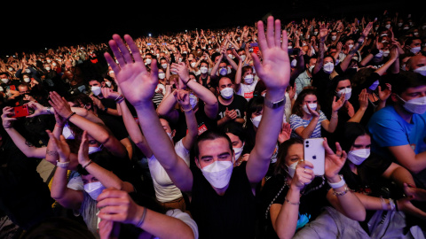 Imagen del concierto masivo de Love of Lesbian, este sábado en Barcelona. - Reuters