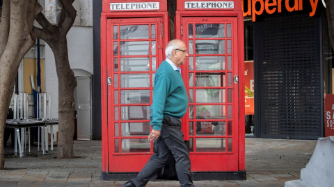 28/03/2021. Un hombre camina sin mascarilla por las calles de Gibraltar. - EFE