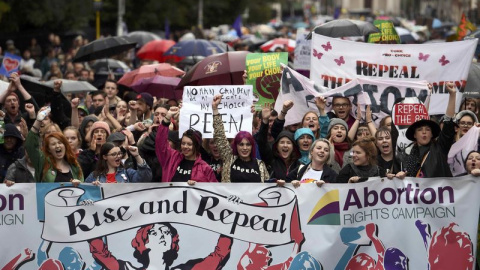 Miles de personas detrás de la pancarta que ha encabezado la manifestación por la despenalización del aborto.