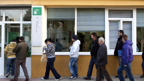 Un grupo de personas esperan para entrar en una oficina de empelo andaluza. EFE/Archivo