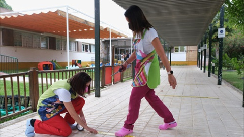 Trabajadores del colegio público de Nª Señora del Rocío, poniendo a punto el recinto ante la inauguración de el curso escolar de Educación Infantil 2021-22 a 1 de septiembre 2021 en Coria del Río, Sevilla.