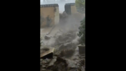 "¡Socorro, socorro!", la desesperación de un vecino de Cobisa (Toledo) ante la riada de barro y agua que arrasa su casa