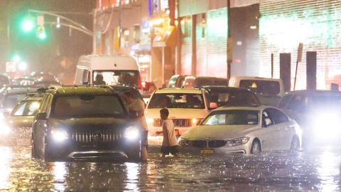 Coches atrapados en la calle por las lluvias originadas de los restos del huracán Ida.