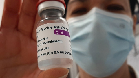 10/02/2021. Una sanitaria sujeta un vial de la vacuna de AstraZeneca en Génova (Italia).