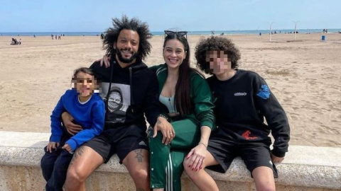 Marcelo, futbolista del Real Madrid, posa con su familia en la playa de València.