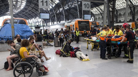 Equipos de emergencia atienden a los pasajeros que han resultado heridos al chocar un tren de Renfe contra el tope final de una vía en la Estación de Francia de Barcelona.EFE/Quique García