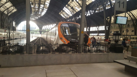 Estado en el que ha quedado el tren accidentado en la estación de Francia en Barcelona. /TWITTER