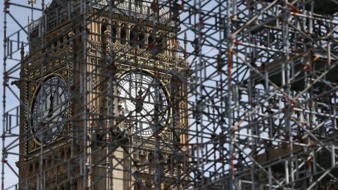 La Elizabeth Tower, donde está el popular reloj 'Big Ben', tapada por los andamios colocados en el edificio del Parlamento británico durante sus obras de rehabilitación. REUTERS/Neil Hall