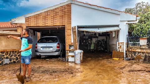 Los vecinos de Cobisa (Toledo) limpian de barro sus viviendas tras la inundación causada por la tormenta caída.