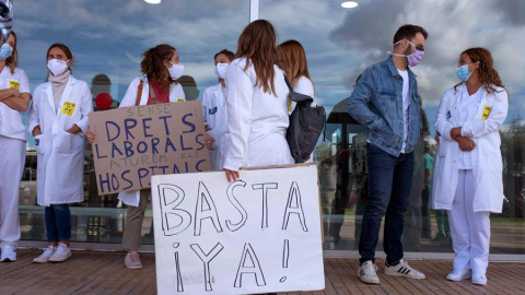 Concentración de médicos frente a las puertas del Hospital Mateu Orfila de Mahón durante el primer día de la huelga convocada por la Confederación Estatal de Sindicatos Médicos (CESM) para visibilizar la huelga convocada hoy