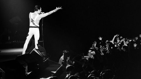 Freddie Mercury, en un concierto de Queen, en Paris, en 1984. AFP/JEAN-CLAUDE COUTAUSSE