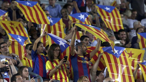 Aficionados del Barça portan esteladas en el Camp Nou durante el partido contra el Celtic. EFE/Alberto Estévez