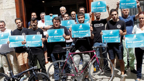 27/06/2019.- Miembros de los colectivos "Riders x Drets" e Intersindical Valenciana, celebran este jueves que el Juzgado de lo Social número 5 de València ha sentenciado que los 97 repartidores de la empresa Roodfoods Spain, matriz de Deliveroo, en esta