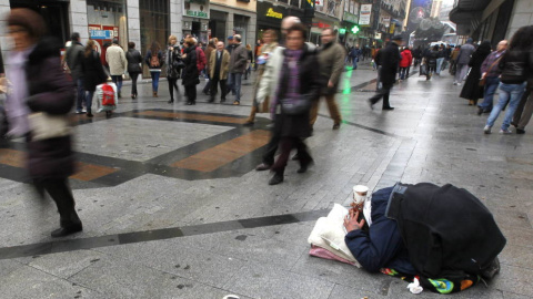 Imagen de archivo de un indigente en la calle Preciados de Madrid. - EFE