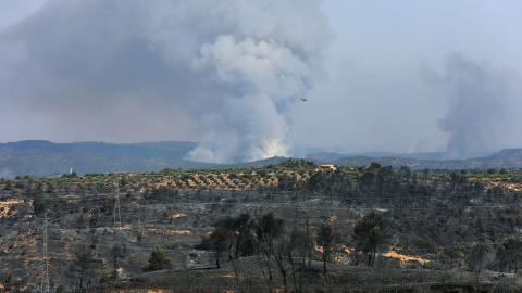 El incendio forestal que quema desde la tarde de ayer en varios términos municipales de la comarca tarraconense de Ribera d'Ebre sigue descontrolado y afecta ya a más de 4.000 hectáreas. EFE/ Jaume Sellart