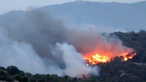 Vista del incendio que se ha declarado esta tarde en la comarca tarraconense de Ribera d'Ebre que afecta ya a más de 2.500 hectáreas y avanza sin control, hasta el extremo de que los Bomberos de la Generalitat han solicitado la ayuda de la Unidad Milita