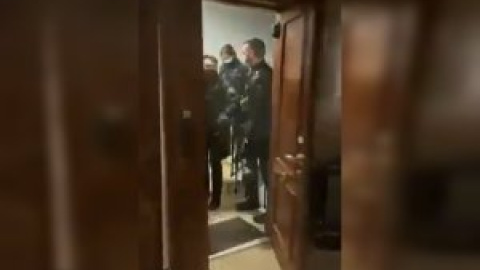 Los policías que tiraron una puerta en Madrid para frenar una supuesta fiesta ilegal: "No existía otro medio para hacer cumplir la ley"