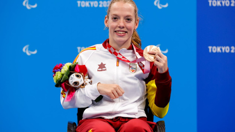 02/09/2021 La nadadora Marta Fernández posa con su medalla de bronce