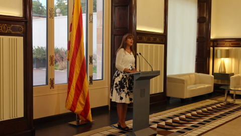 Laura Borràs durant l'anunci que les víctimes de la repressió de l'Estat en la causa contra l'independentisme rebran la medalla d'honor del Parlament.