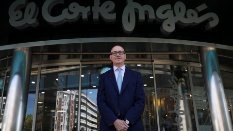 El nuevo presidente de El Corte Inglés, Jesús Nuño de la Rosa, delante de uno de sus establecimientos en Madrid. REUTERS/Susana Vera