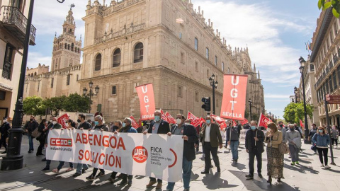 Trabajadores de Abengoa, convocados por los sindicatos UGT y CCOO, pasando junto a la Catedral y la Giralda de Sevilla durante la manifestación que ha tenido lugar hoy en defensa del empleo.