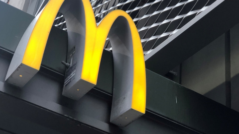 Foto de archivo. El logo de McDonald's en una fachada de un local de la empresa en Nueva York.