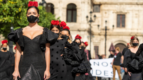 Desfile de moda flamenca con el que los empresarios de Andalucía se han manifestado en el centro de Sevilla para conseguir ayudas específicas para el sector. EFE