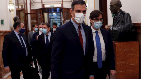 El presidente del Gobierno, Pedro Sánchez, y el ministro de Sanidad, Salvador Illa, a su llegada a la sesión de control al Ejecutivo este miércoles en el Congreso