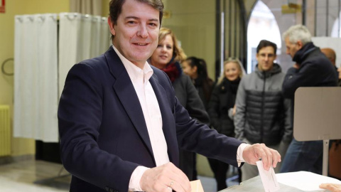 El presidente de la Junta y del PP de Castilla y León, Alfonso Fernández Mañueco, ejerce su derecho al voto en Salamanca, en el colegio electoral situado en el Registro General de la Delegación de Economía y Hacienda.EFE/J.M.GARCIA