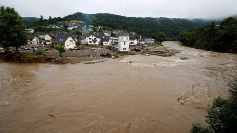 Vista general del río Ahr inundando parte del pueblo alemán de Schuld el pasado mes de julio de 2021.