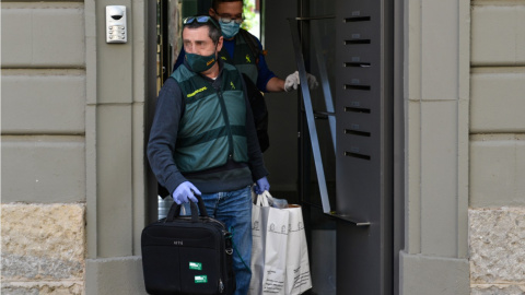 Agentes de la Guardia Civil salen del domicilio del empresario Josep Campmajo, después de efectuar su registro y posterior detención, en Girona, Catalunya (España).