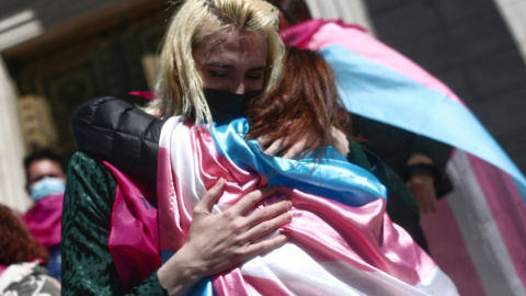 Miembros de colectivos trans se abrazan tras registrar una ley en el Congreso de los Diputados, en Madrid, (España), a 17 de marzo de 2021.