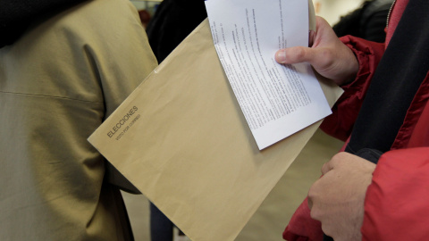 Una persona porta un sobre del voto por correo para las elecciones del próximo 28-A mientras espera su turno en una oficina de Correos de Madrid. EFE/Carlos Pérez