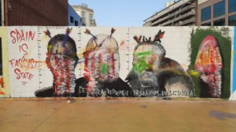 Sabotegen el mural crític amb el rei emèrit, Felip VI i Franco de l'artista Roc Blackblock