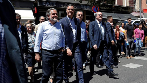 13/05/2019.- El secretario general del PSOE y presidente del Gobierno en funciones, Pedro Sánchez (2i), visita Puente de Vallecas en compañía del candidato a la Comunidad, Ángel Gabilondo (4i), y a la Alcaldía de Madrid, Pepu Hernández (i), y el sec